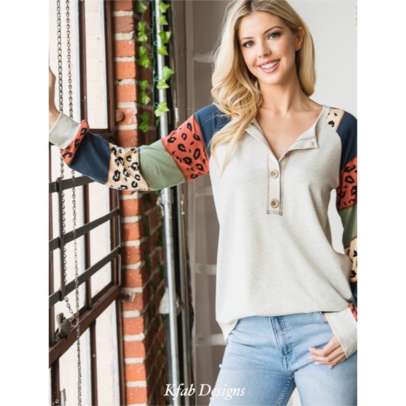 ❤️ LAST ONE! Puff Sleeve Animal Print Contrast Super Soft Henley! - Picture 2 of 9